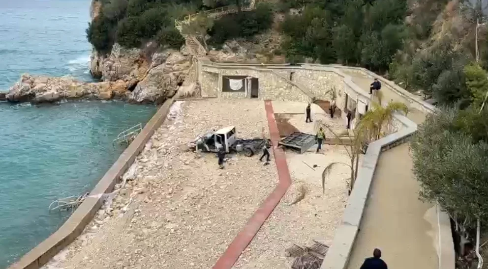 Kamioni del nga rruga dhe përfundon te bregdeti i Vlorës, shoferi në gjendje të rëndë