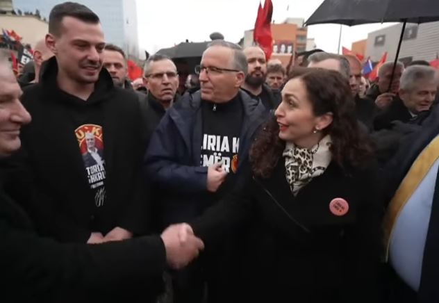 Presidentja Vjosa Osmani i bashkohet marshit “Drejtësi, jo politikë”