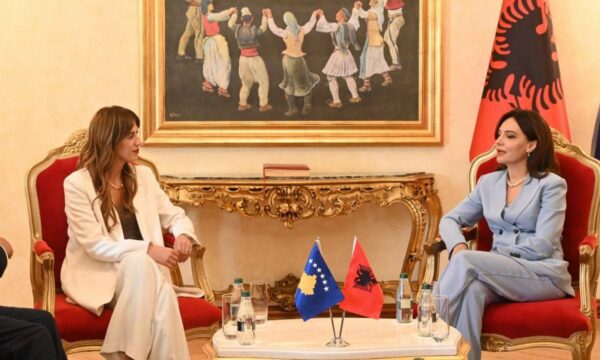 Kryeparlamentarja Albulena Haxhiu nesër pret në takim kryediplomaten shqiptare Elisa Spiropalin