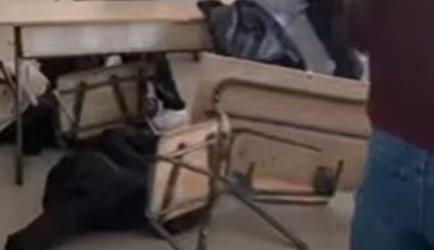 Pamje alarmuese nga një shkollë në Gjilan, nxënësit përplasin bankat