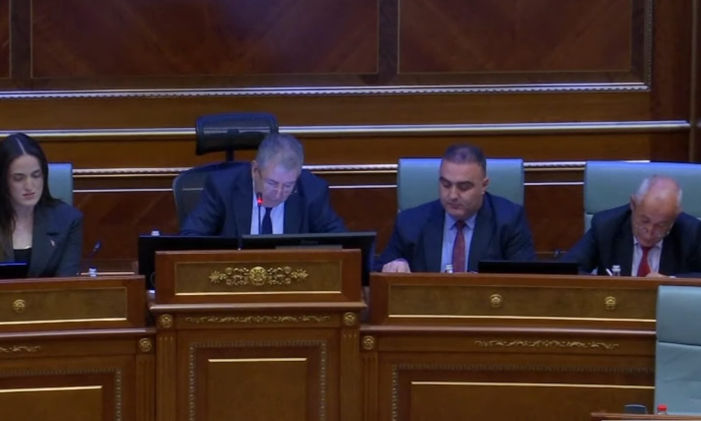 Formohet komisioni për verifikim të mandateve, të gjithë deputetët votuan pro