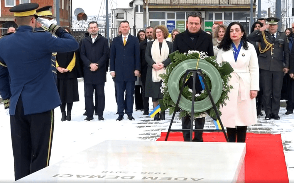 Osmani e Kurti bëjnë nderime te varri i Adem Demaçit