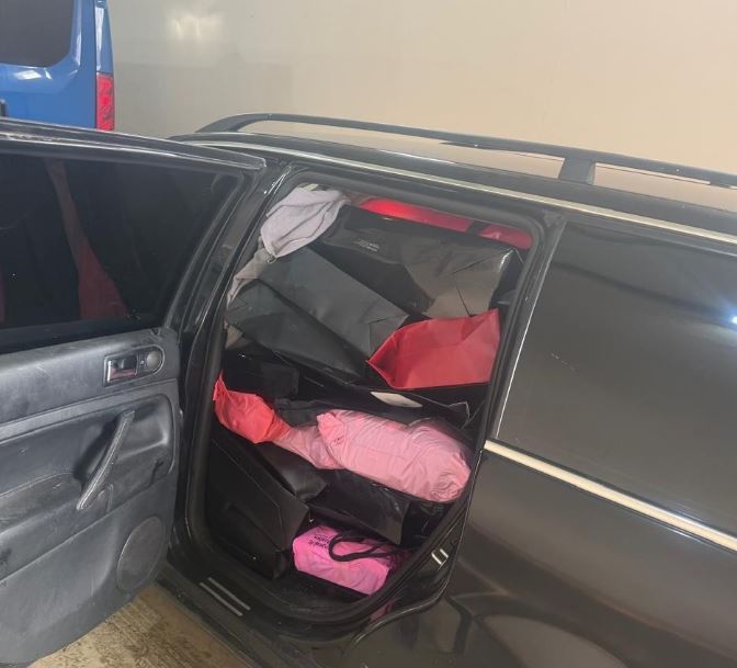 Dogana kap mbi 33 mijë euro mallra në Vërmicë, arrestohet i dyshuari