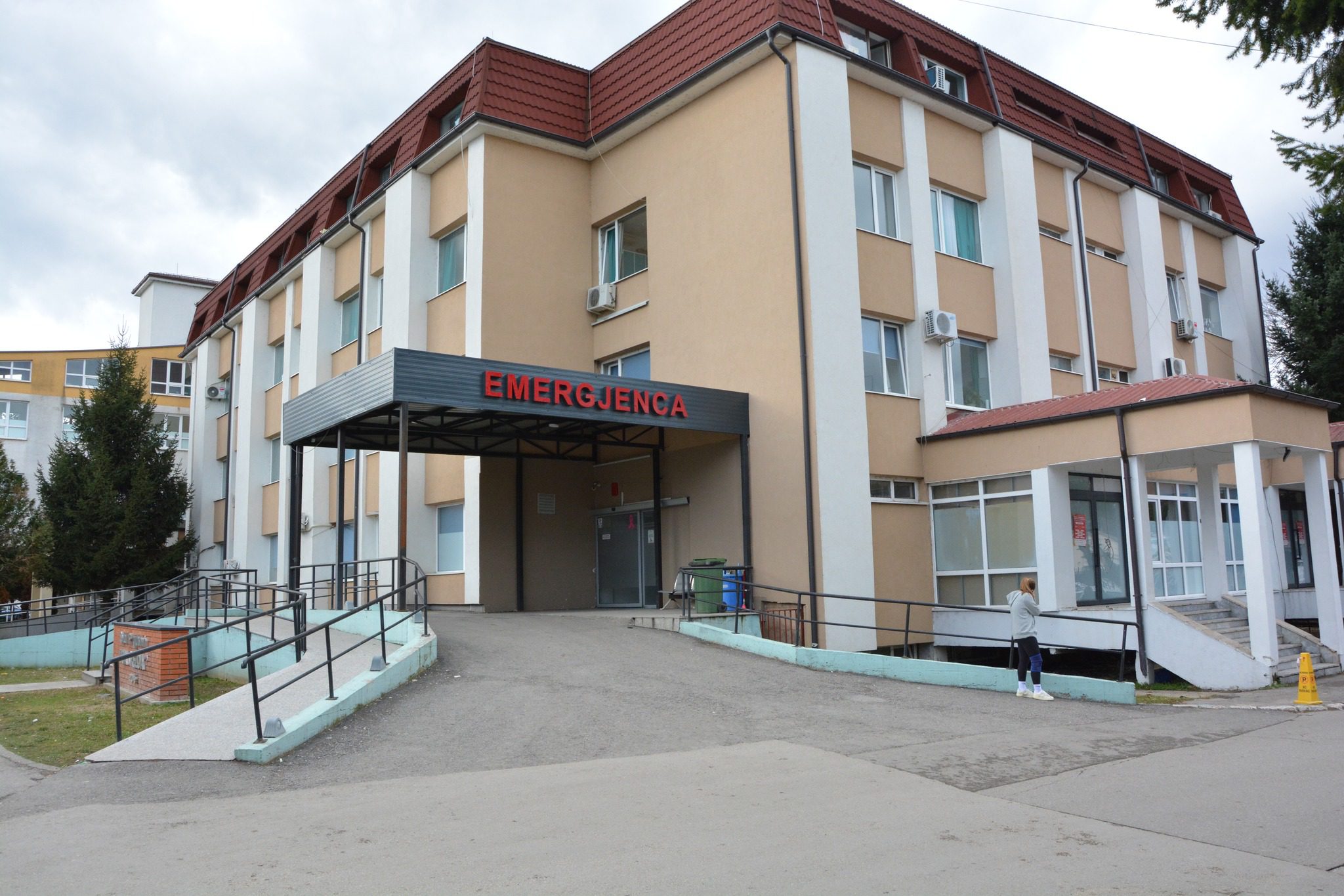 Një grua lëndohet në vendin e punës në Gjakovë, Policia jep detaje