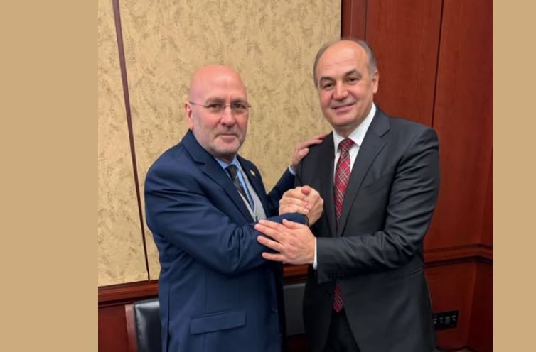 Hoxhaj takohet me kongresmenin Higgins