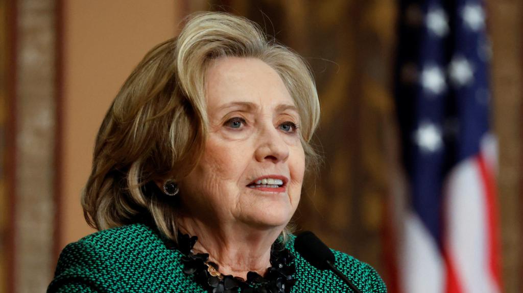 Clinton thotë se ‘nuk kishte ide’ për krimet e Epstein, kërkon që Trump të merret në pyetje