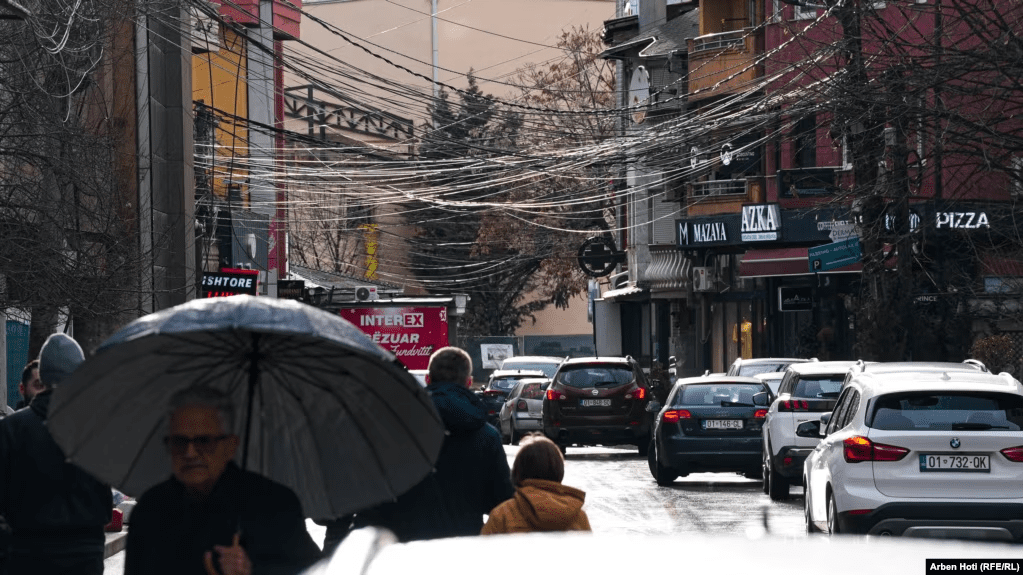 Kabllot ajrore mbulojnë rrugët e Prishtinës sikur rrjetë merimange