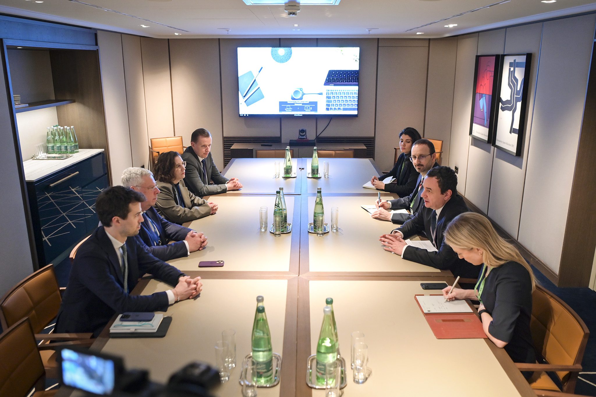 Kurti takon deputetë gjermanë në Munih, prezanton prioritetet e qeverisë së re