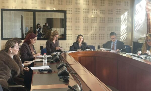 Musliu kërkon dëgjim publik për largimin e dy punëtoreve të RTK-së, Komisioni paralajmëron ftesë për bordin