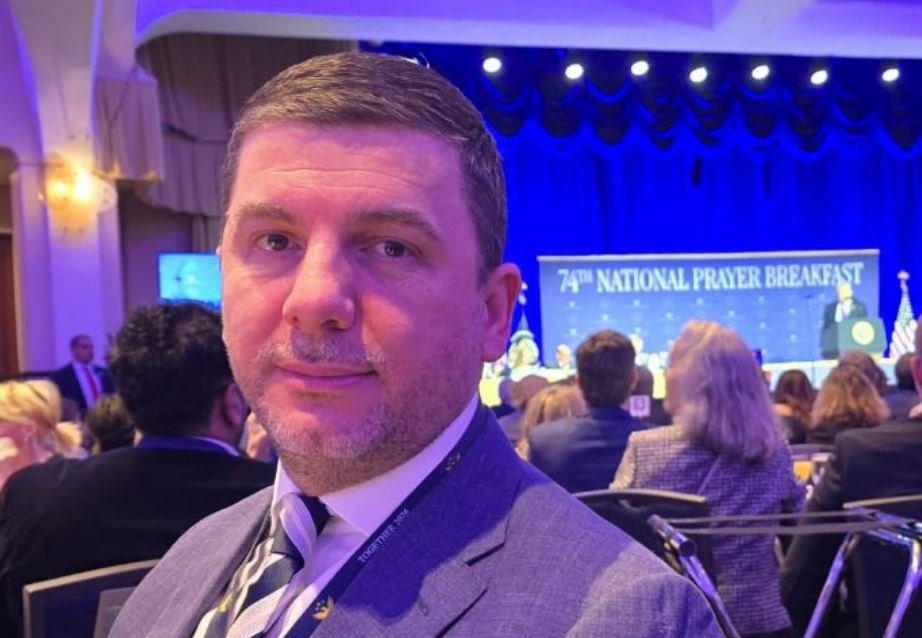 Krasniqi merr pjesë në Lutjet e Mëngjesit