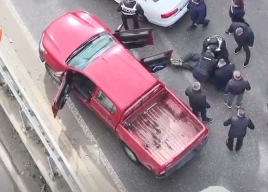 Pritë si në filma në Tiranë, policia bllokon makinën me 10 kg kanabis