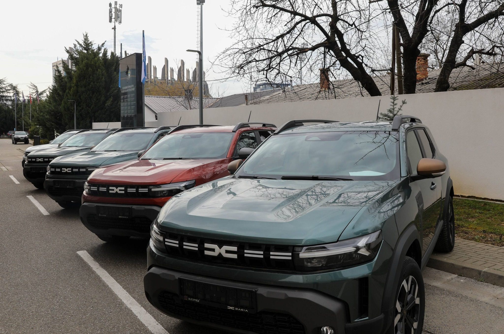 Policia e Kosovës pranon pesë vetura dhe pajisje në vlerë të 200 mijë euro nga Gjermania