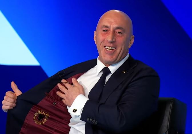Haradinaj zbulon stemën e UÇK-së të qëndisur në xhaketën e tij