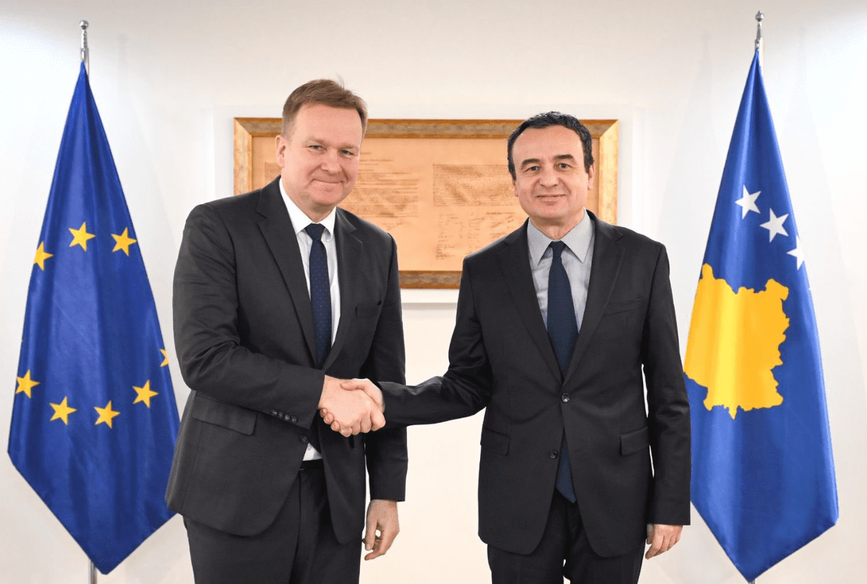 Sorensen shkruan për takimet me Kurtin dhe Konjufcën, tregon për temat që folën