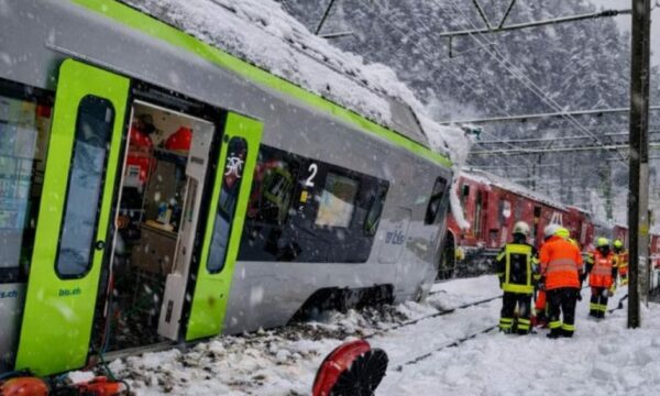 Orteku nxjerr trenin nga shinat në Valais – Lëndohen pesë persona, ndërprehet trafiku hekurudhor