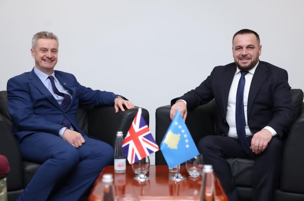 Maqedonci takon ambasadorin britanik, diskutohet bashkëpunimi në fushën e mbrojtjes