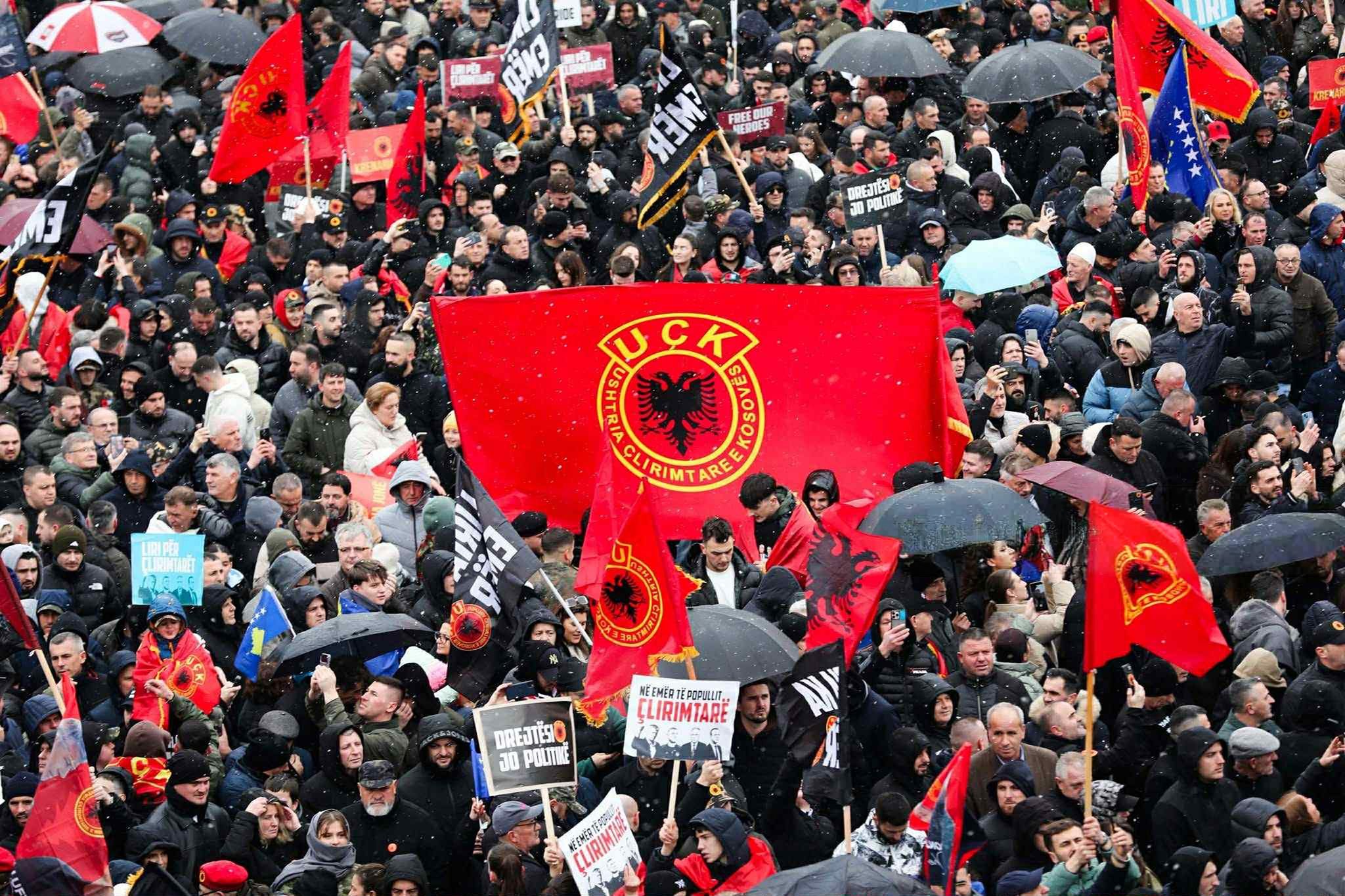 Pamje masive nga protesta “Drejtësi, jo politikë”, në mbrojtje të çlirimtarëve të UÇK-së
