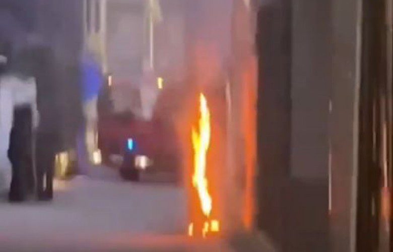 Prizren: Shpërthen zjarri në një shtyllë elektrike