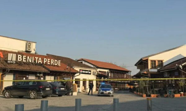 Pamje nga vendi ku dyshohet se ndodhi vrasja në Gjakovë/VIDEO