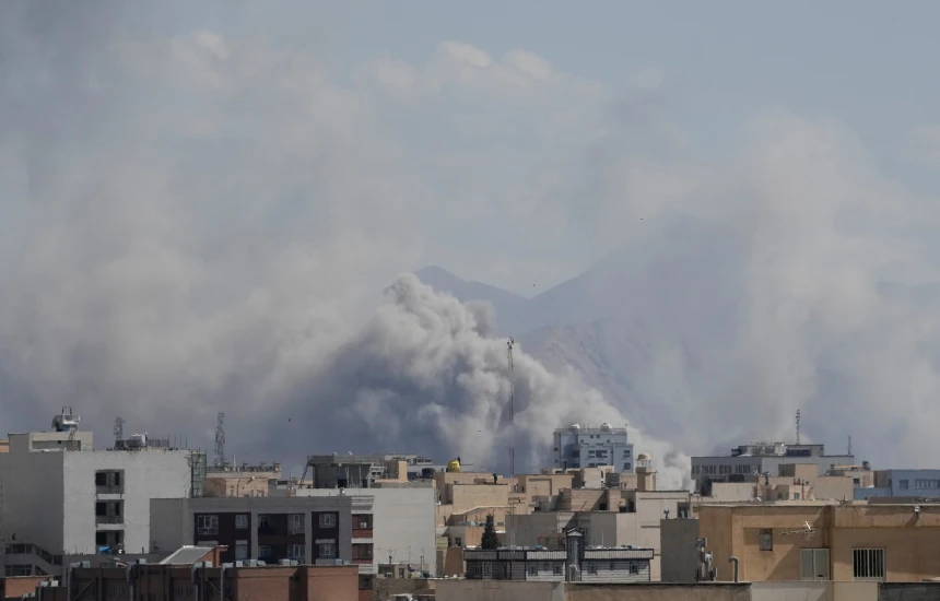 Izraeli godet institucionet e larta të Iranit