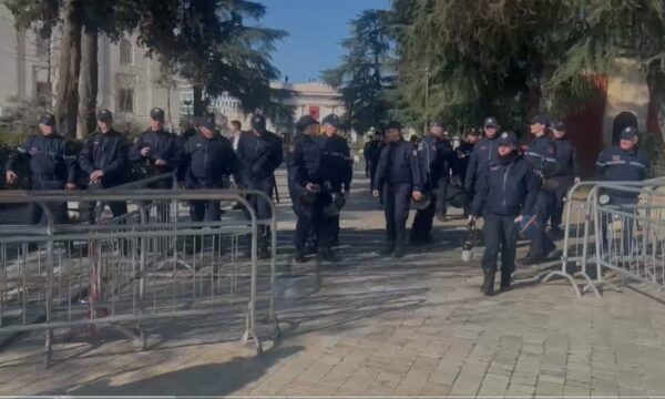 Masa të rrepta të sigurisë – Blindohet Parlamenti para seancës për Ballukun