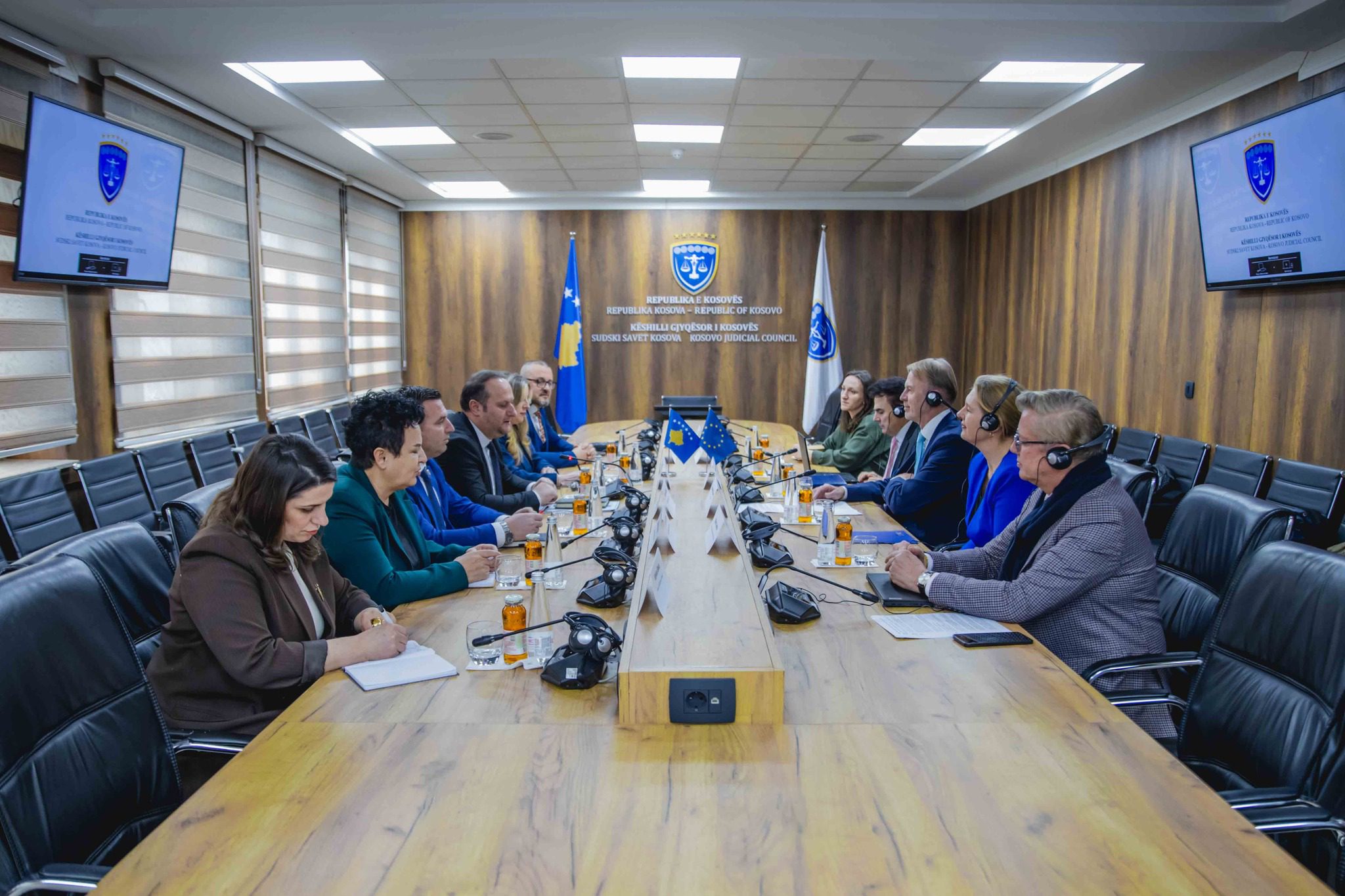 Ambasadori i BE-së në Kosovë takim me Zogaj nga KGJK