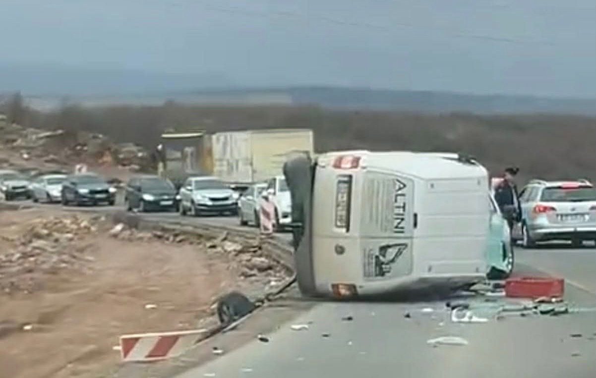 Katër të lënduar si pasojë e një aksidenti mes tre veturave në Dollc