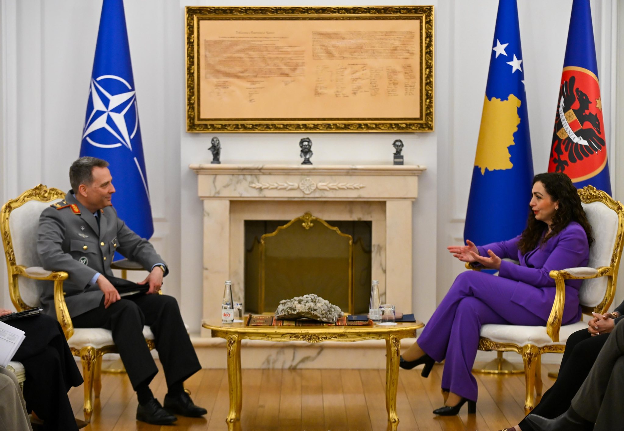 Osmani pret në takim dy zyrtarë të lartë të NATO-s, Presidenca jep detaje