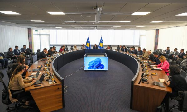 Pas kompromiseve me BE-në, Kurti mbledh kabinetin: Për dy ditë rresht zotimet do t’i bëjmë program qeverisës