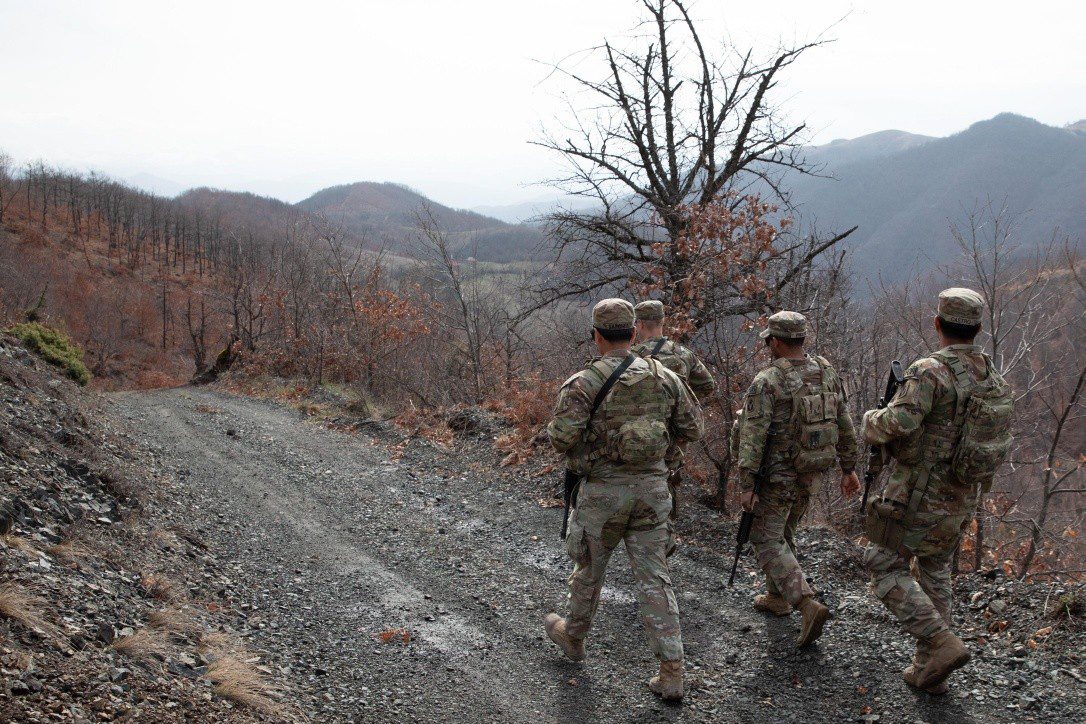 Ushtarët amerikanë ruajnë kufirin e Kosovës, KFOR publikon pamje nga patrullimi i sotëm