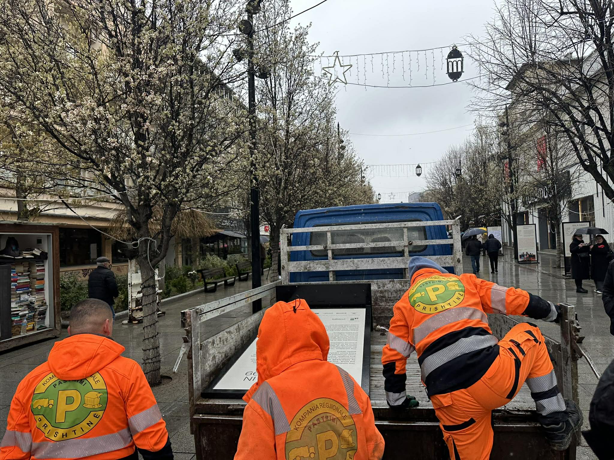 Hiqen nga sheshi tabelat me të dhëna të pasakta për masakrat gjatë luftës në Kosovë