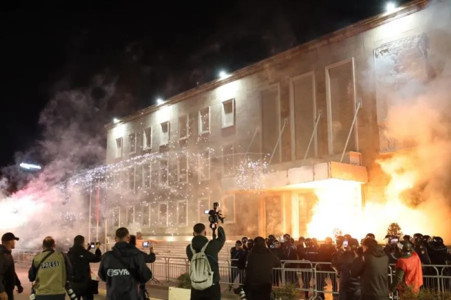 Protesta e opozitës në Tiranë, lëndohet pesë zyrtarë policorë