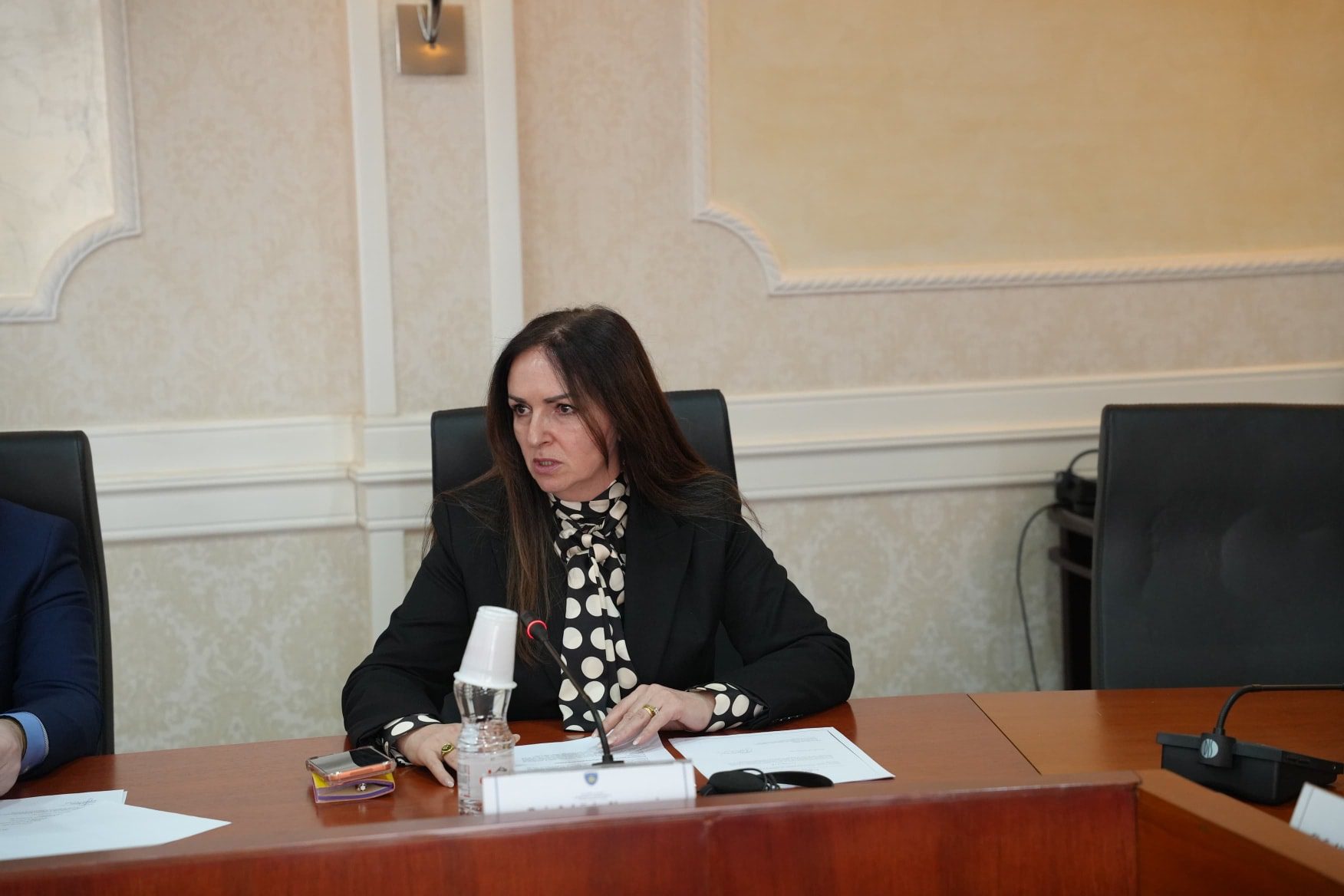 Shefja e deputetëve të VV-së del në konferencë për media në ora 19:35