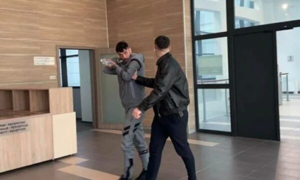 Reperi ‘Mossi’ në pranga, del para Gjykatës për sulmin ndaj Burim Pacollit