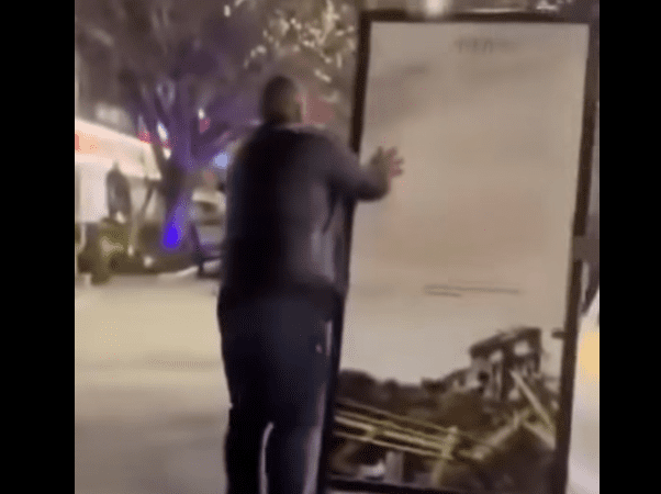 Nipi i heroit rrëzon billboardin e ekspozitës “Masakrat në Kosovë 1998-1999”