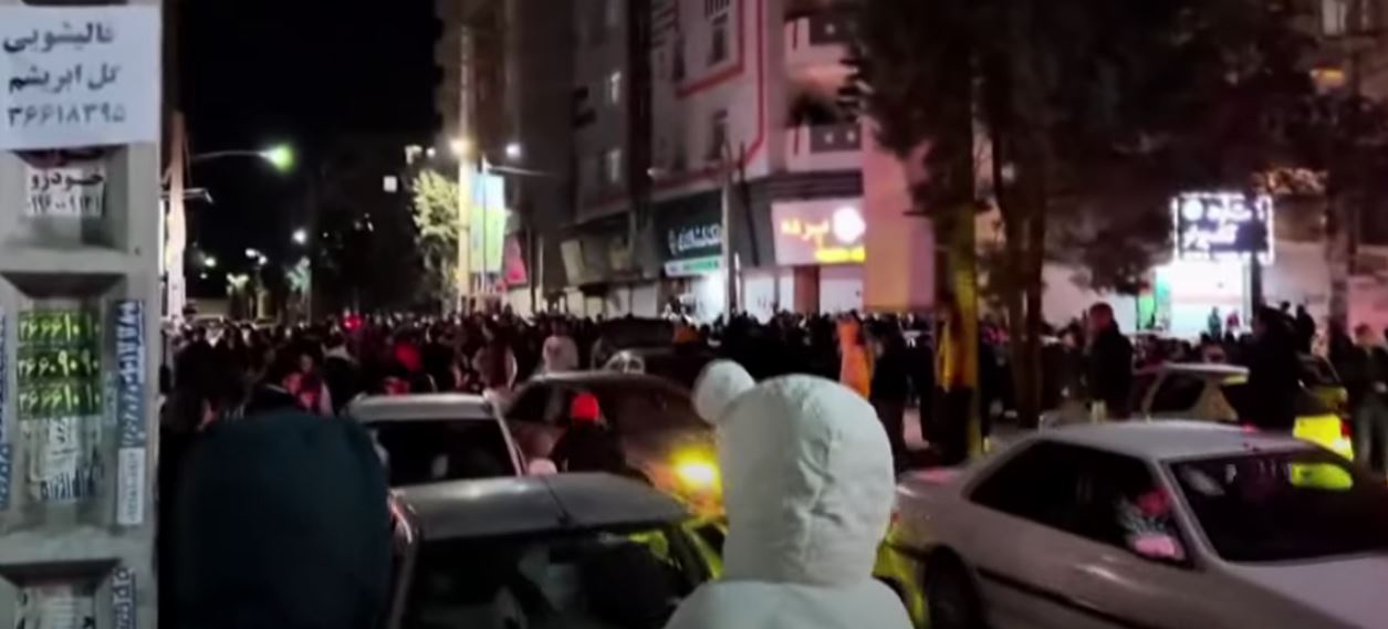 Iranianët dalin në rrugë për të festuar vdekjen e Ajatollah Ali Khameneit