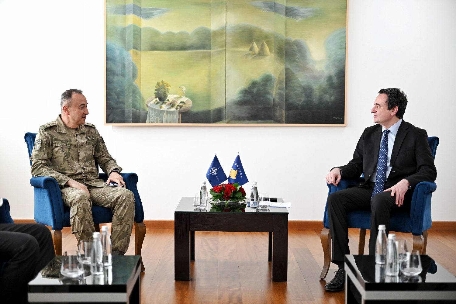 Kurti takohet me Komandantin e KFOR-it, flasin për situatën e sigurisë “në një kohë të zhvillimeve dhe ndryshimeve të mëdha në botë”