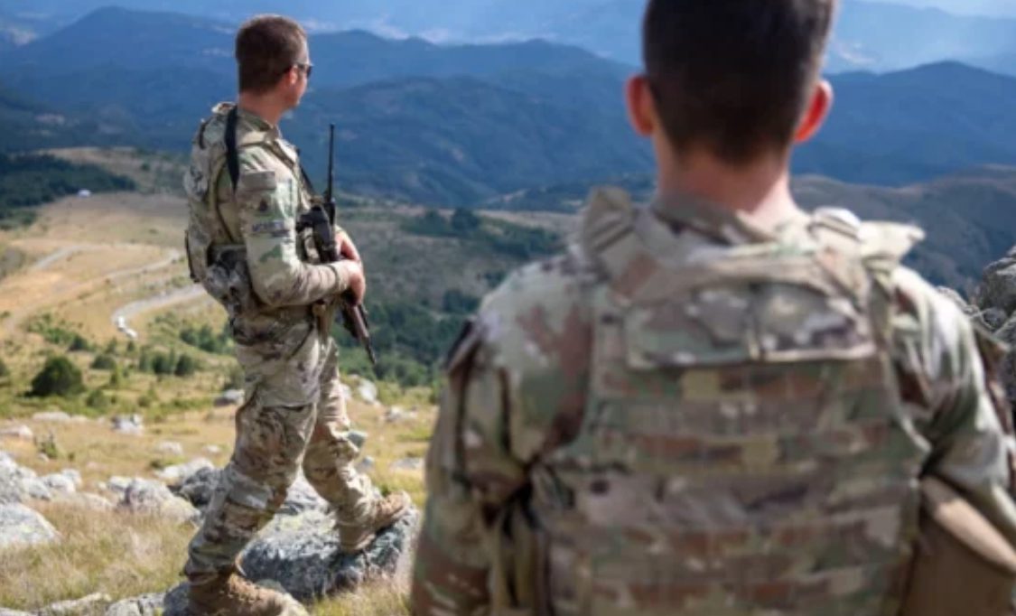 Kurti alarmoi për ushtrimet e parashutistëve afër kufirit, KFOR