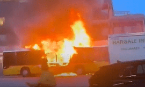 6 të vdekur dhe 5 të plagosur nga zjarri në një autobus në Zvicër, një person dyshohet se ia vuri flakën vetes