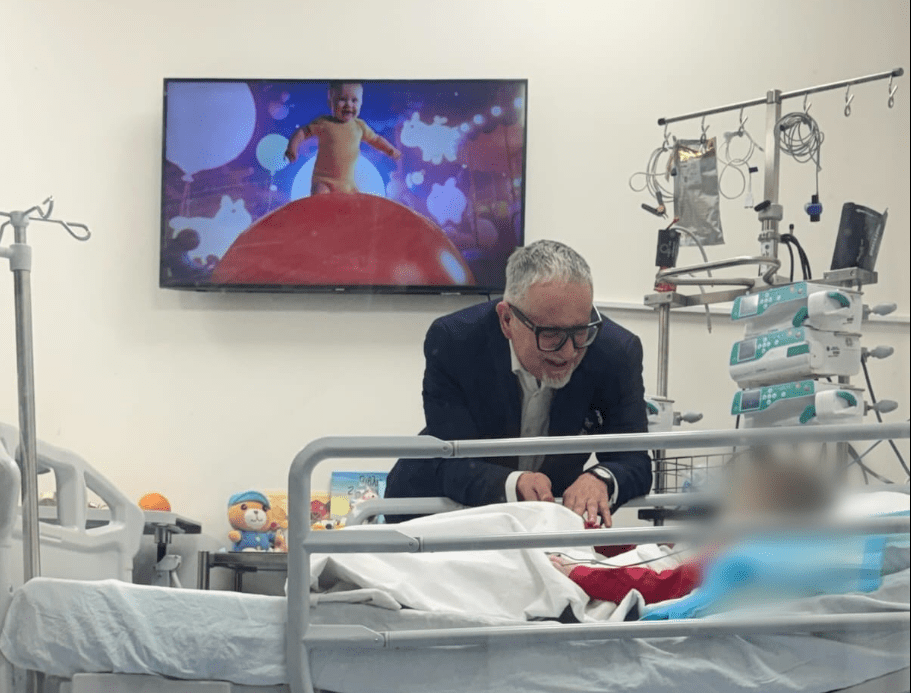 Ministri Vitia viziton 5-vjeçarin me gjendje të rëndë në QKUK