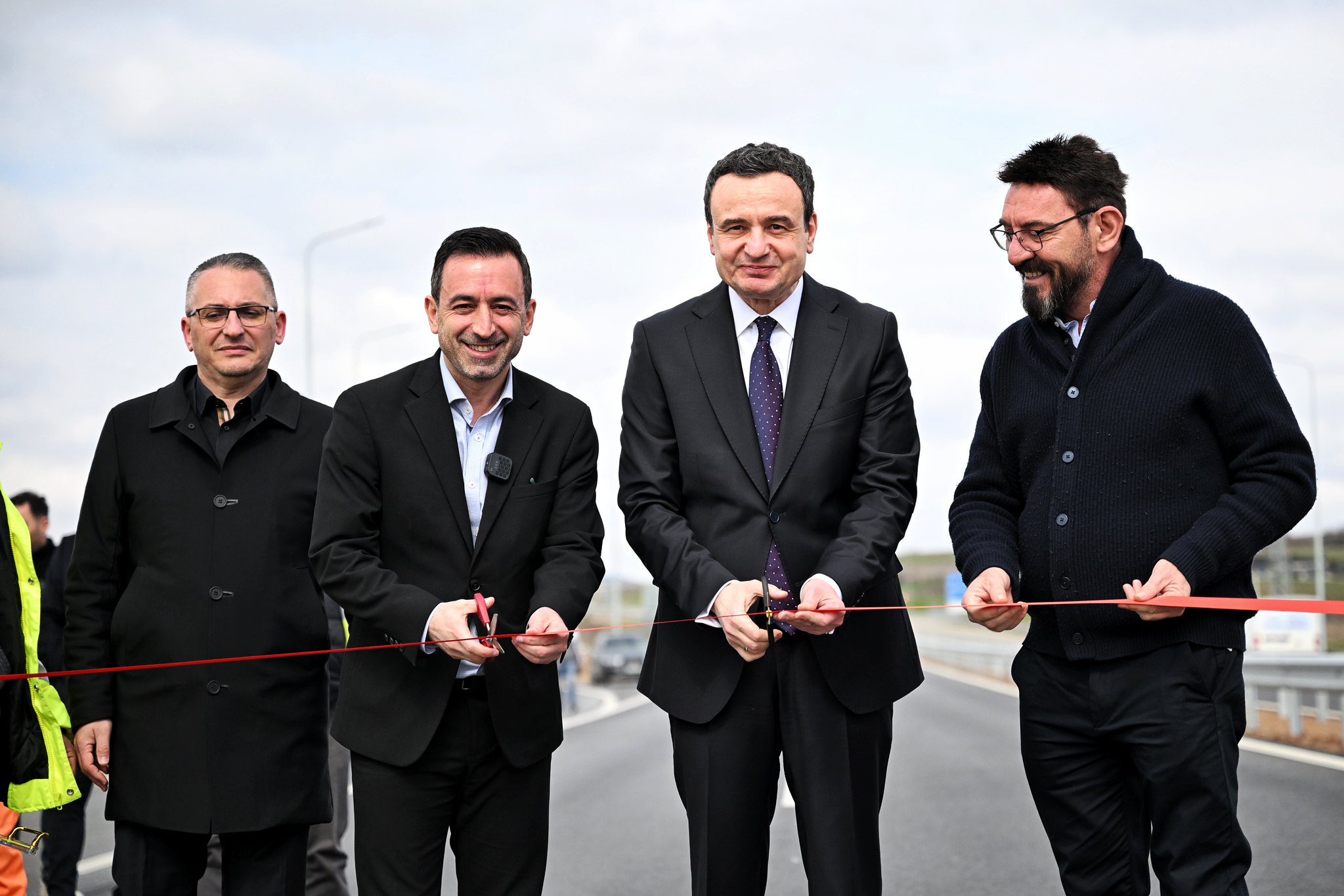 “Lehtë me pre shiritin, vështirë me përfundu punën”, gruaja e Durmishit ‘godet’ Kurtin