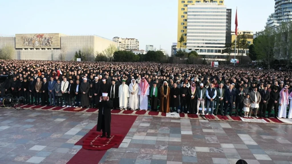 120 mijë shqiptarë falin namazin në sheshin “Skënderbej”, lajm edhe në mediat ndërkombëtare