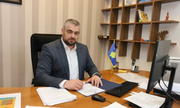 Ekspozita për masakrat, Ministri Hoti gjen pasaktësi edhe për Krushën e Madhe: Të tërhiqen materialet, Prokuroria ta shqyrtojë rastin