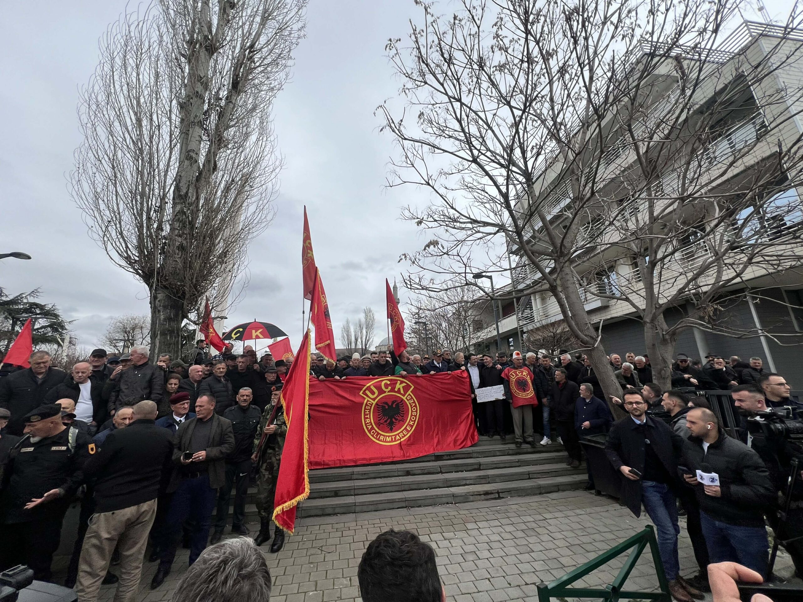 Para Kuvendit nis protesta e OVL-UÇK kundër ekspozitës me pasaktësi për masakrat