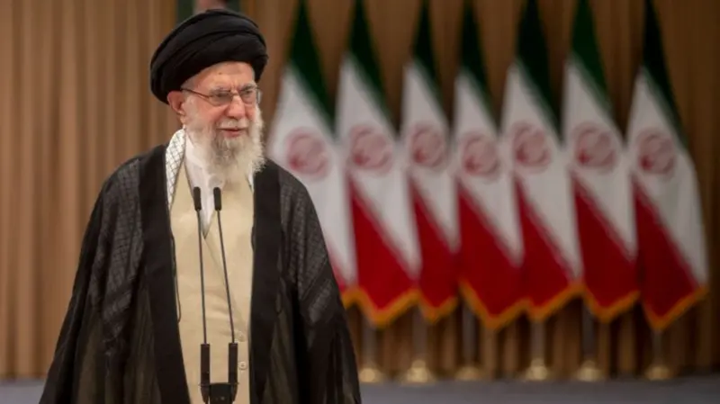 Ceremonia e varrimit të Khameneit: Izraeli paralajmëron se mund të eliminojë pasardhësin e tij