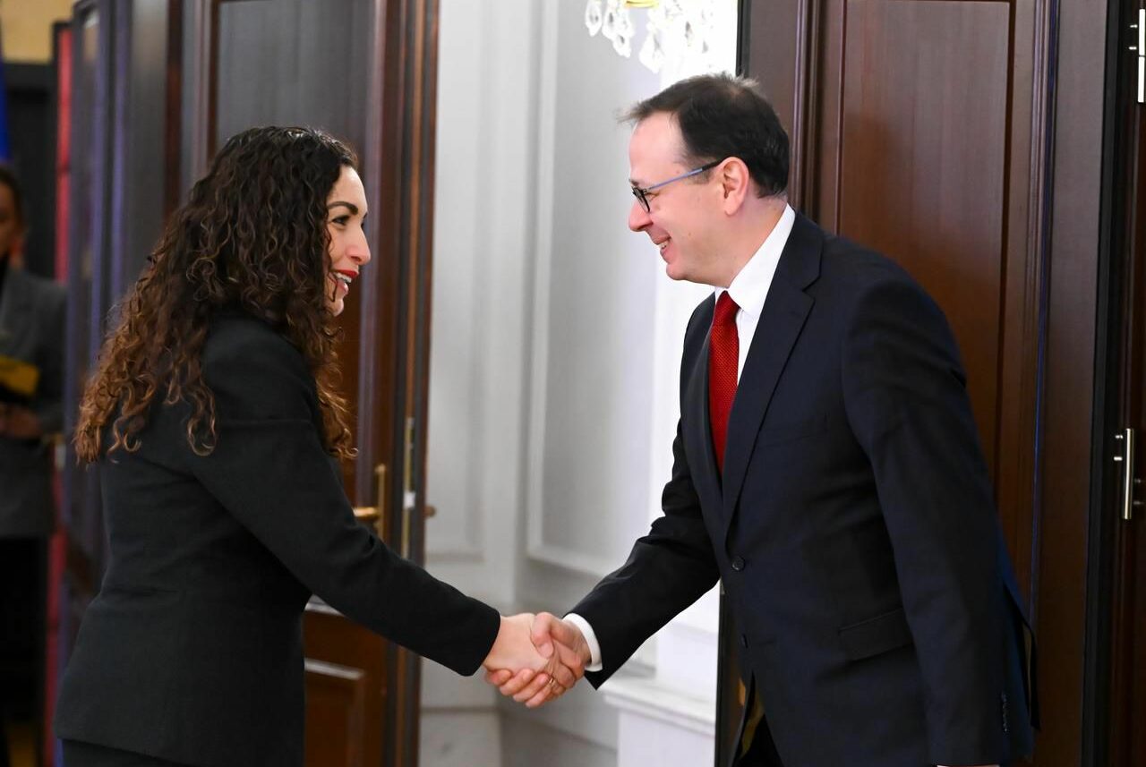 Osmani takohet me ambasadorin turk