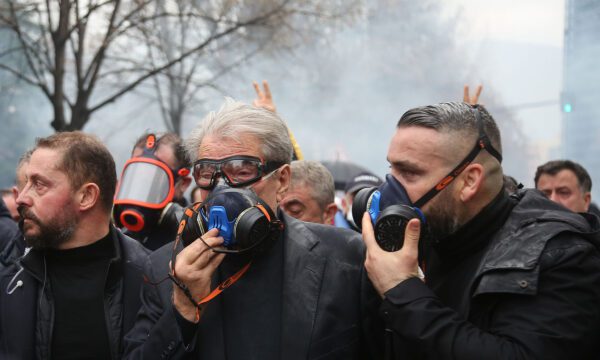 Sot proteston PD-ja: Policia bllokon rrugë përpara Kryeministrisë