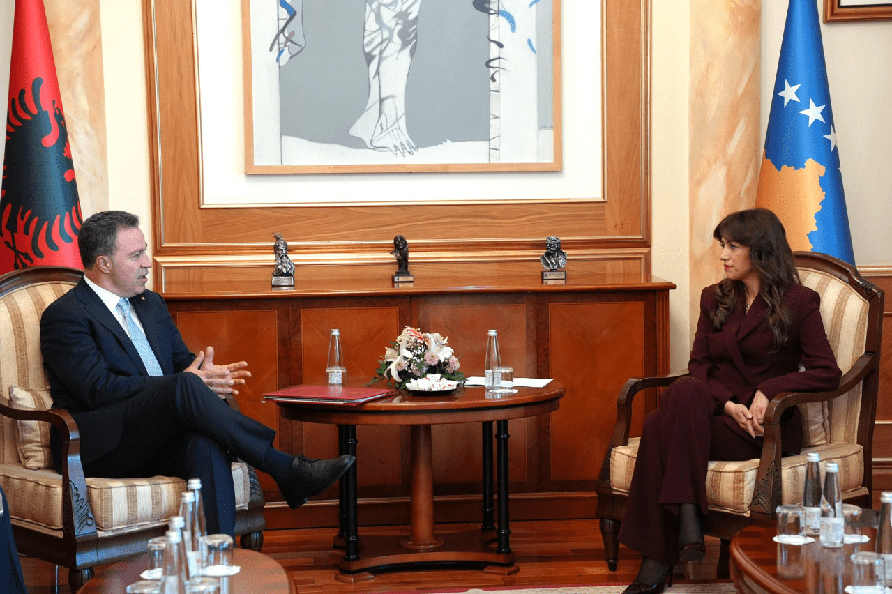 Haxhiu pas takimit me Peleshin: Ndamë ide për shkëmbimin e grupeve të deputetëve