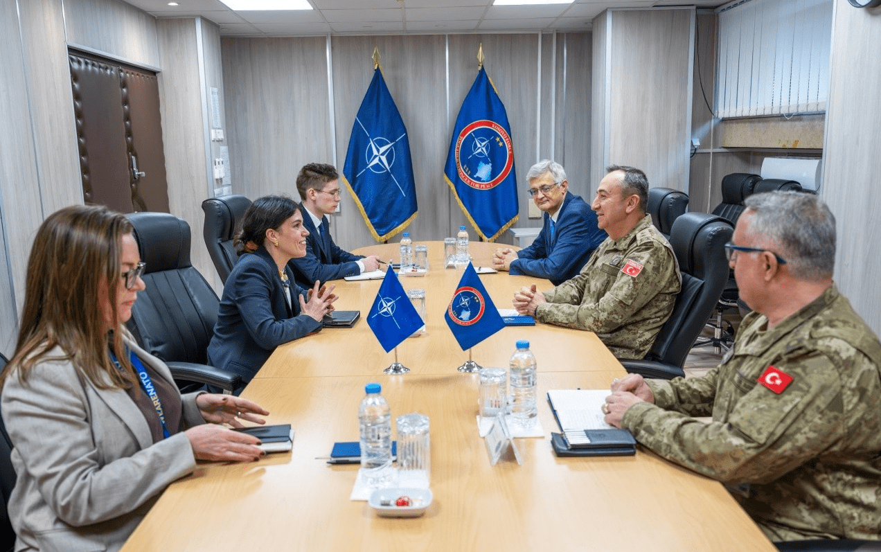 Zyrtarja e lartë e NATO-s flet me komandantin e KFOR-it për sigurinë në Kosovë