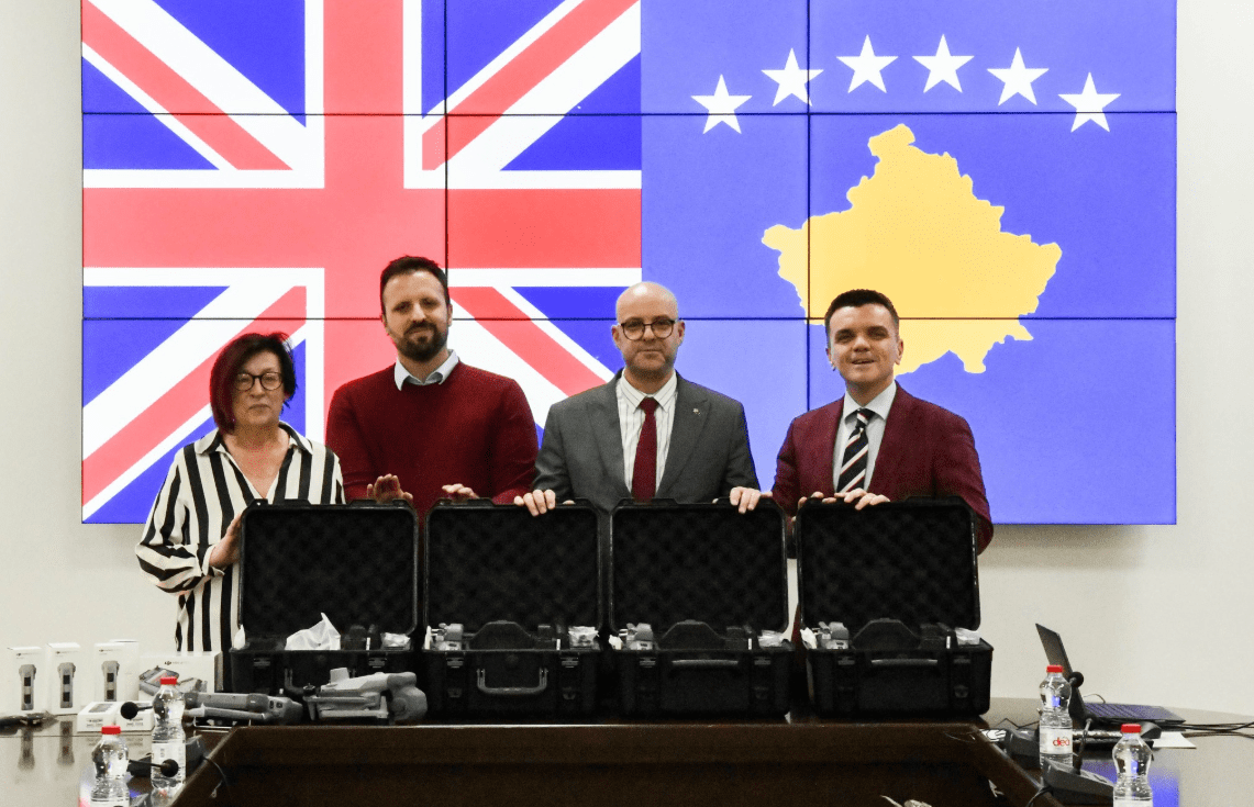 Ambasada e Britanisë i dhuron Policisë 2 vetura dhe 16 dronë